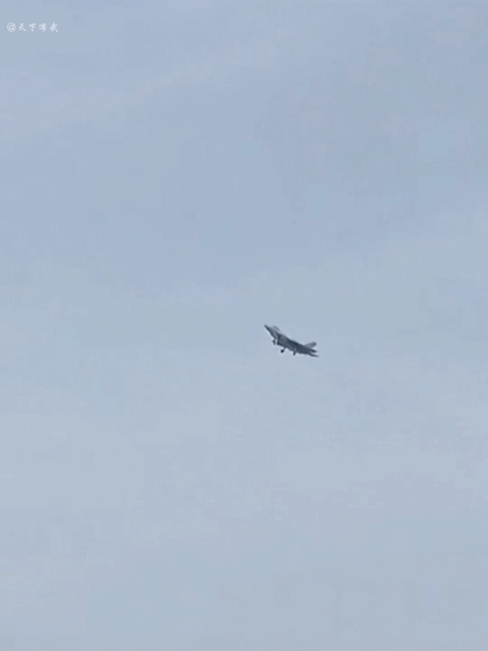 低空飞过的J-35战斗机，看起来低速飞行性能还不错，就是飞行中冒了两次黑烟，所以