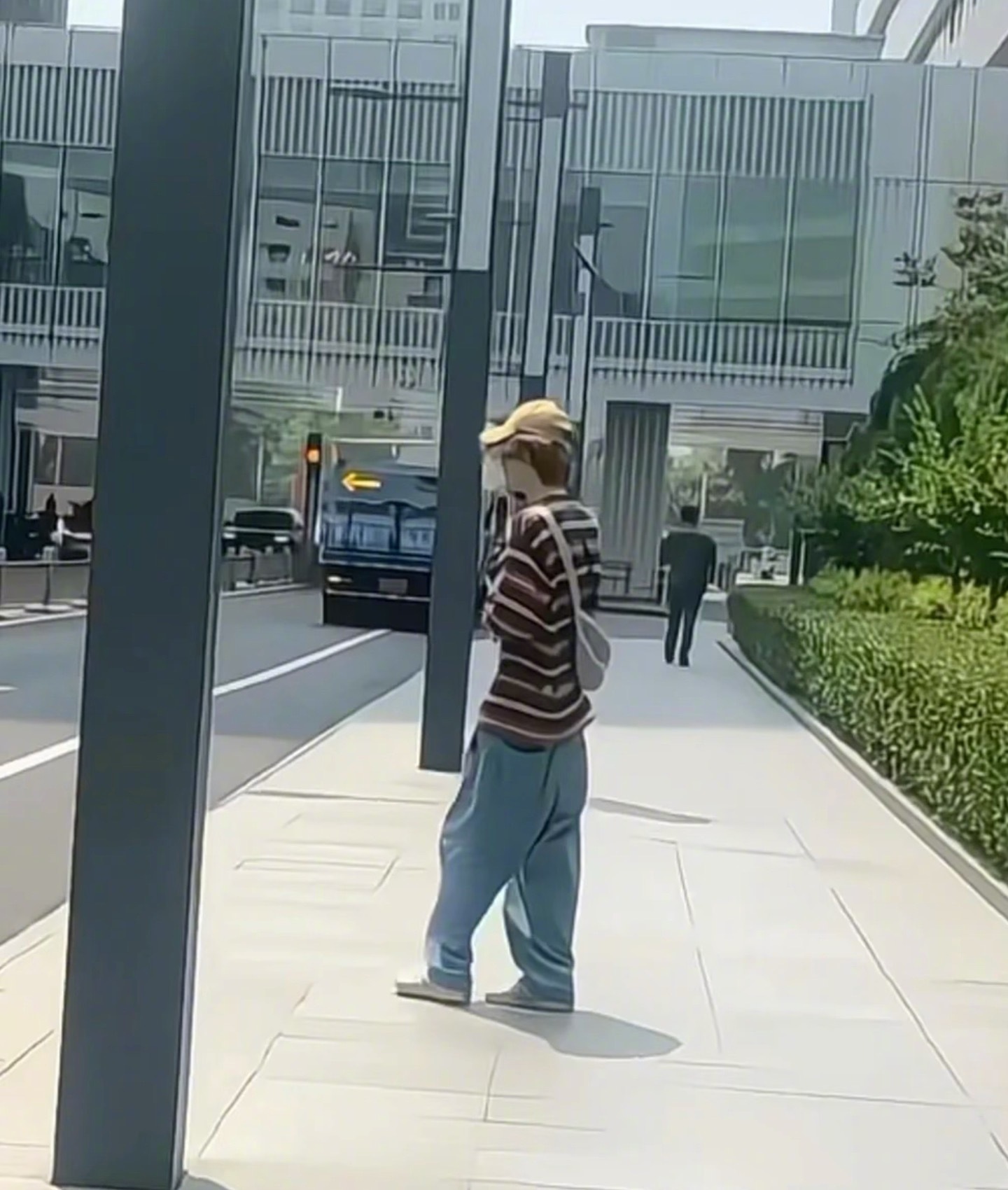 北京国贸偶遇鹿晗 网友在北京国贸偶遇鹿晗，本人有礼貌，应该是拍摄工作✨ ​​​