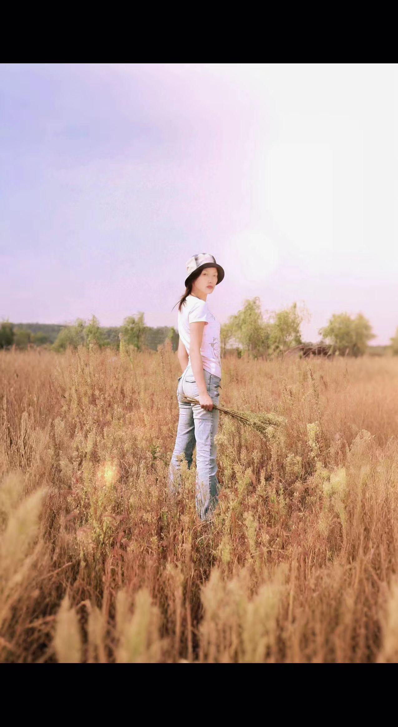 🌾风把草浪吹成流动的诗，草帽下藏着整个夏天的秘密。孤独是旷野的留白，你站着就成