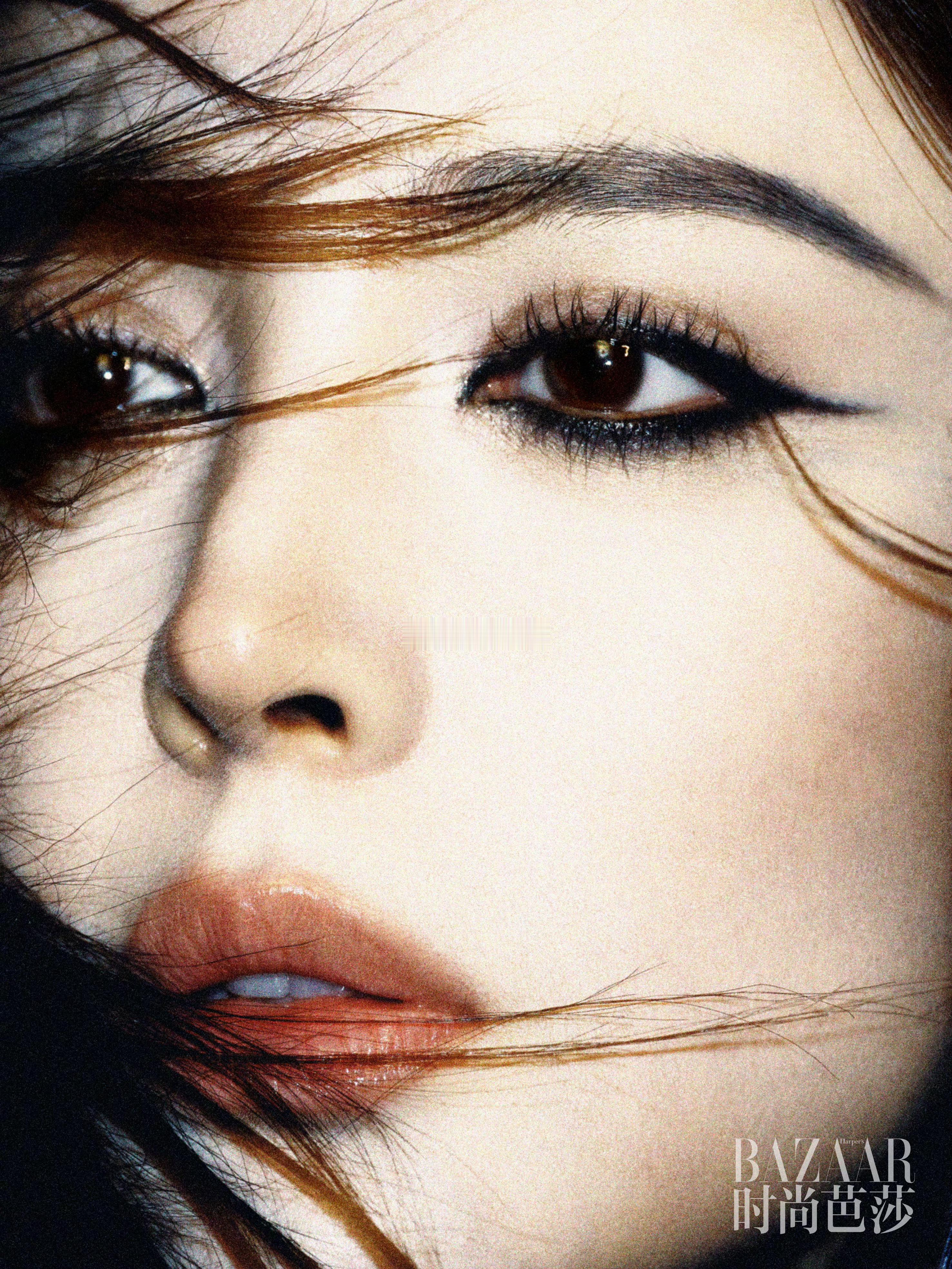 握超，娜扎好适合拍杂志现役女明星最美，真的是轻松洒洒水。 ​​​