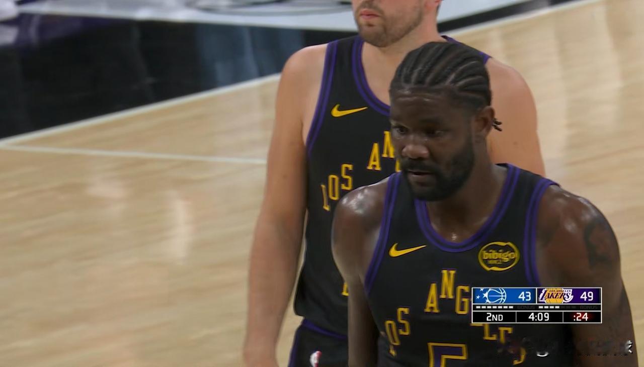 我必须要好好夸夸湖人当家中锋艾顿！在今天湖人主场迎战魔术的比赛中，目前两队的上半