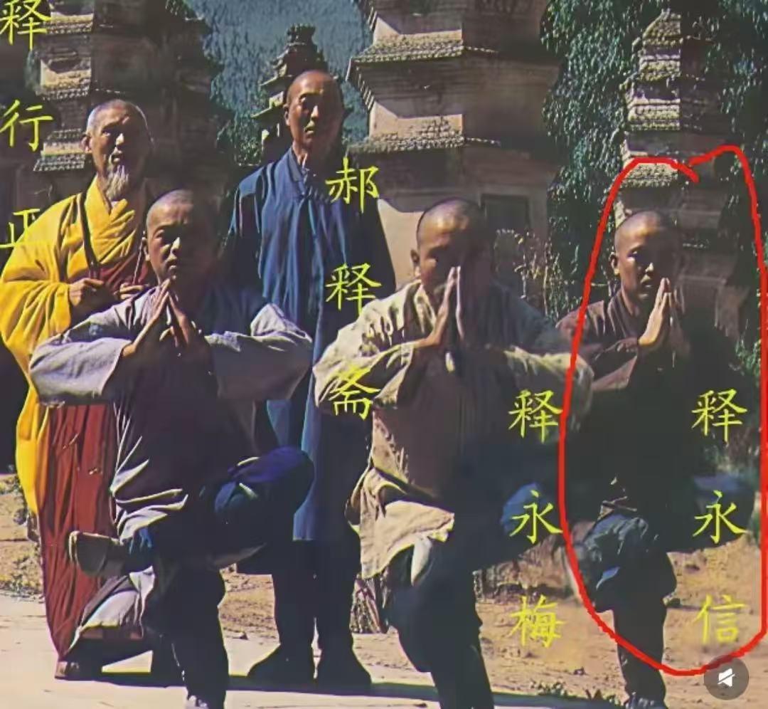 38年前美国佬镜头下的少林寺！
这也是释行正在任时的少林寺景象，门口摆满了小摊位