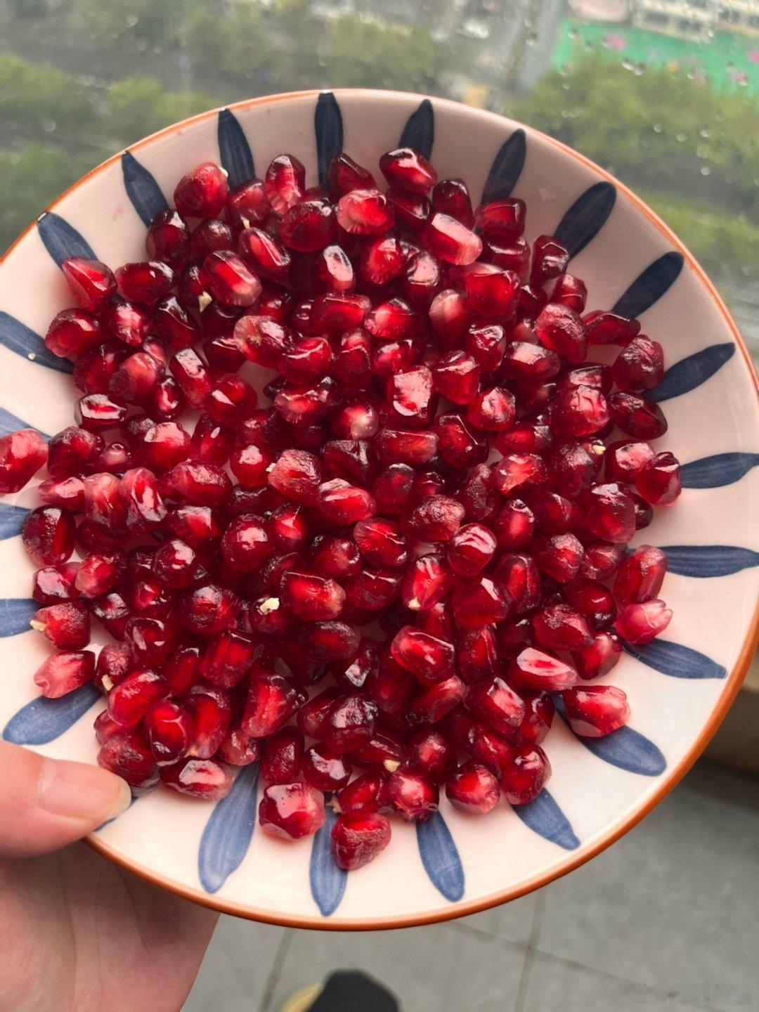#原来石榴粒也可以是玫瑰#昨天剥了一个石榴，籽真的是像红宝石一样，籽又大又红！ 