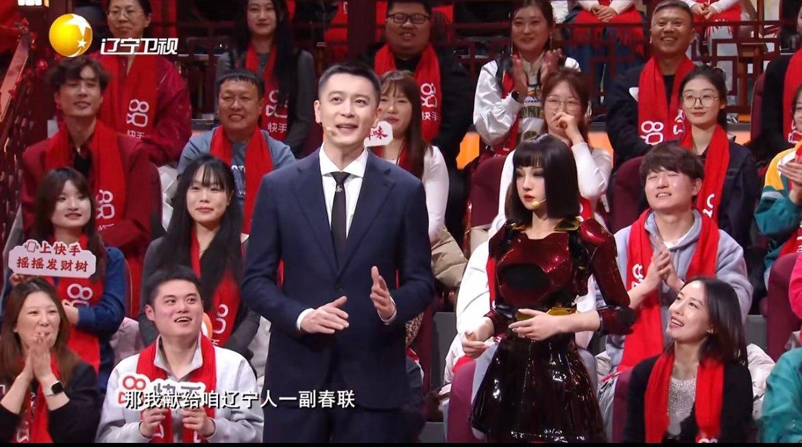 杨鸣被机器人整破防了辽宁沈阳见证杨鸣“破防”瞬间！小柒开局互夸秒变“数据暴击”，