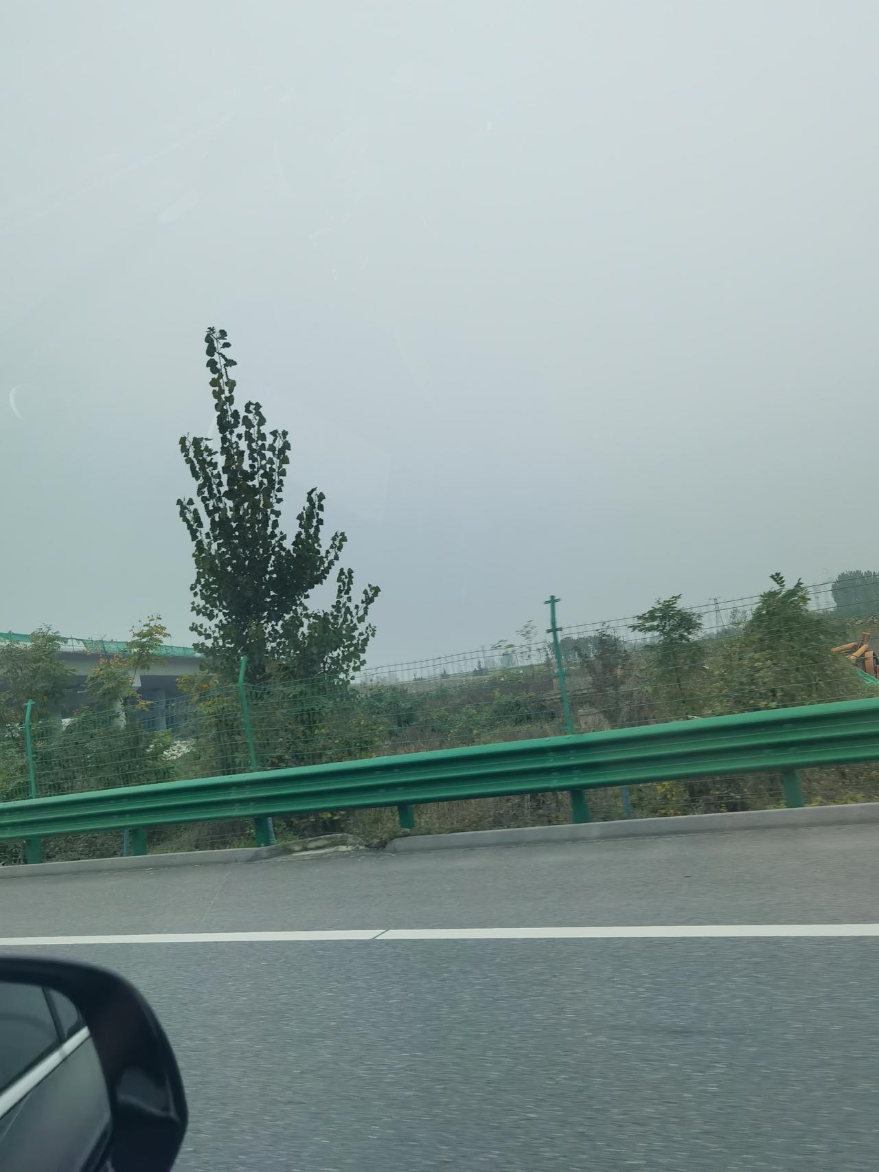 近日路过鄠周眉高速东接京昆高速的水寨立交依然是老样子，进展不大，干活的工人很少，