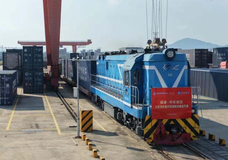 10月18日，一列编号为X8688的货运班列从福建黄塘铁路货场发车，车上装的是工