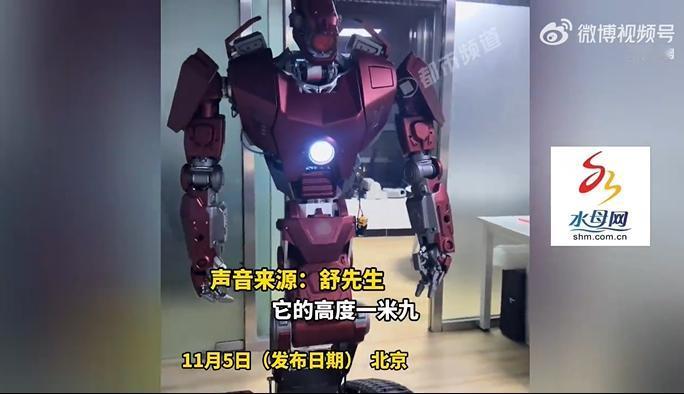国产1米9高变形机器人亮相北京！11月5日，北京，一款国产变形机器人惊艳亮相。这