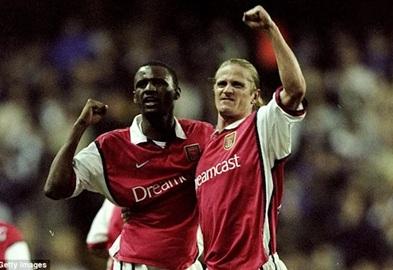 维埃拉和佩蒂特组成的双后腰，毫无疑问是英超历史上最强级别的存在。

防守凶狠、覆