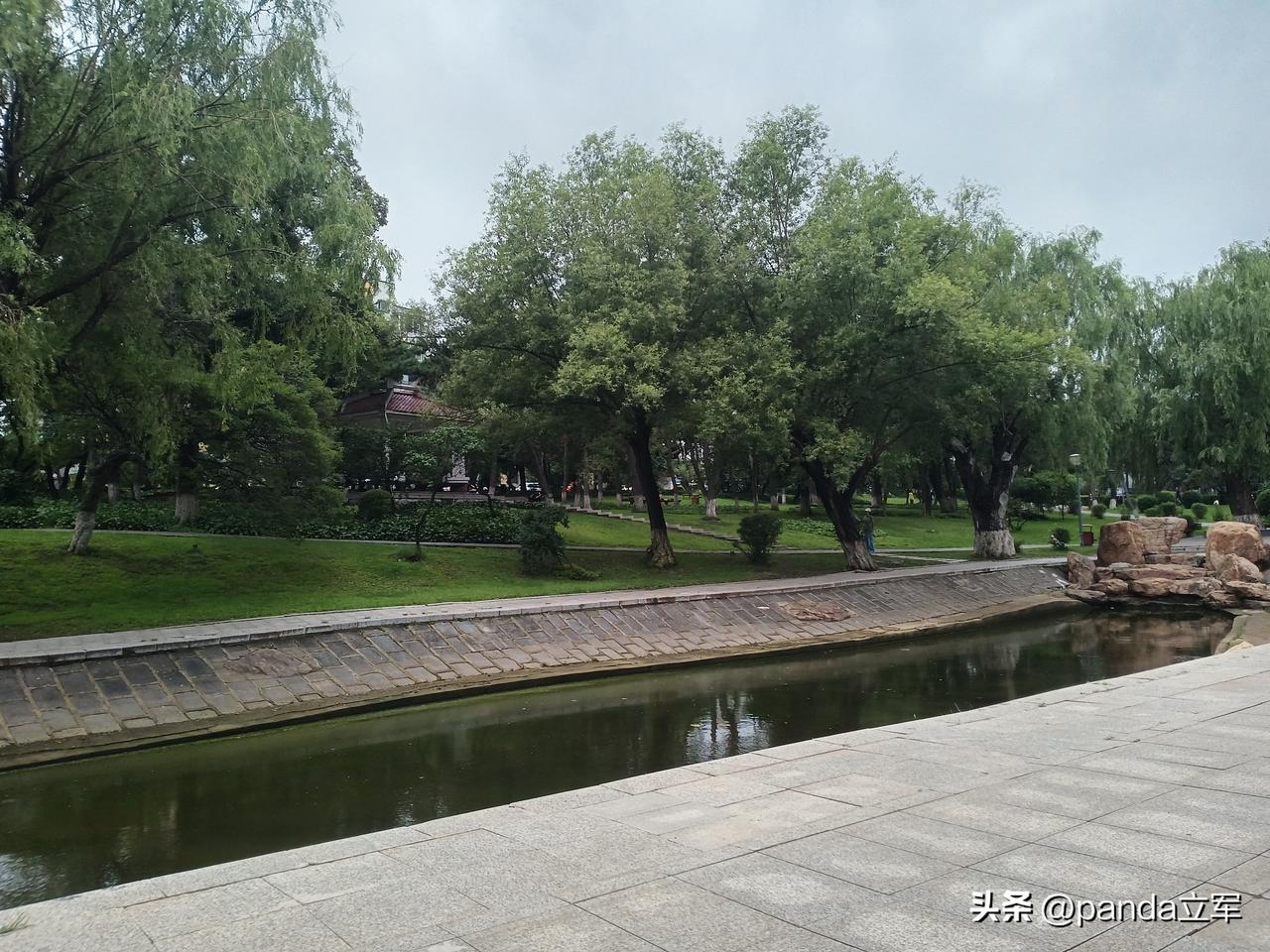 要烟
和老伴在杏花坉公园闲坐，走过来一位女士，手里拿着一个打火机。
我看她有点不
