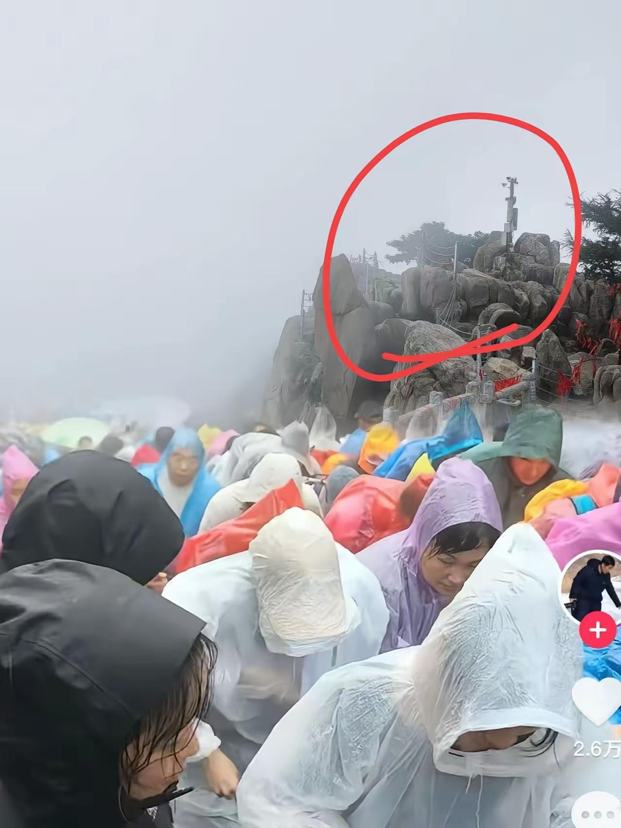 泰山售票员悄悄跟我说了实话，谁都别再冤枉这个一夜赚了五万块的雨衣小贩了
 
泰山