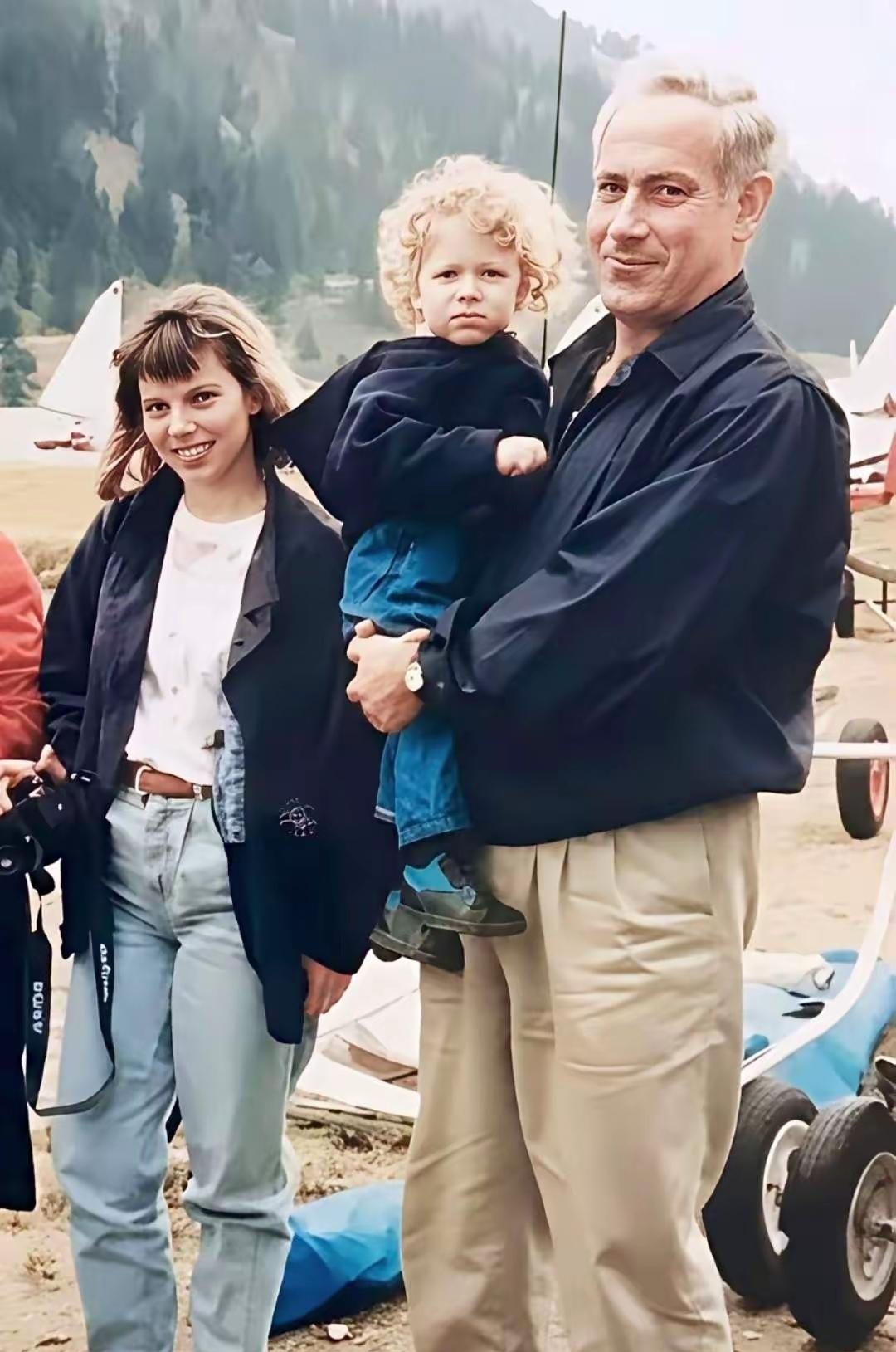 内塔先生的妻子年轻时也很漂亮，眉目俊俏，身材娇小，只是老了发胖了，眉眼的距离近了