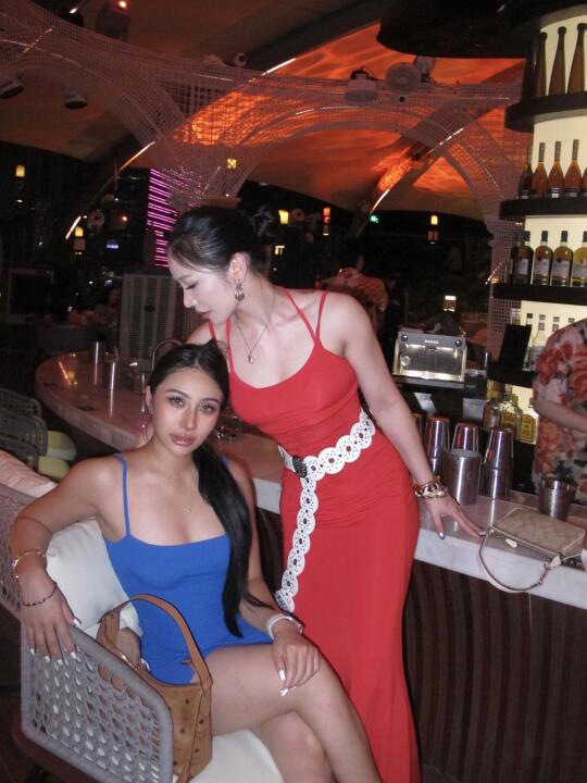 健身女在酒吧、被美女姐姐拉去喝一杯