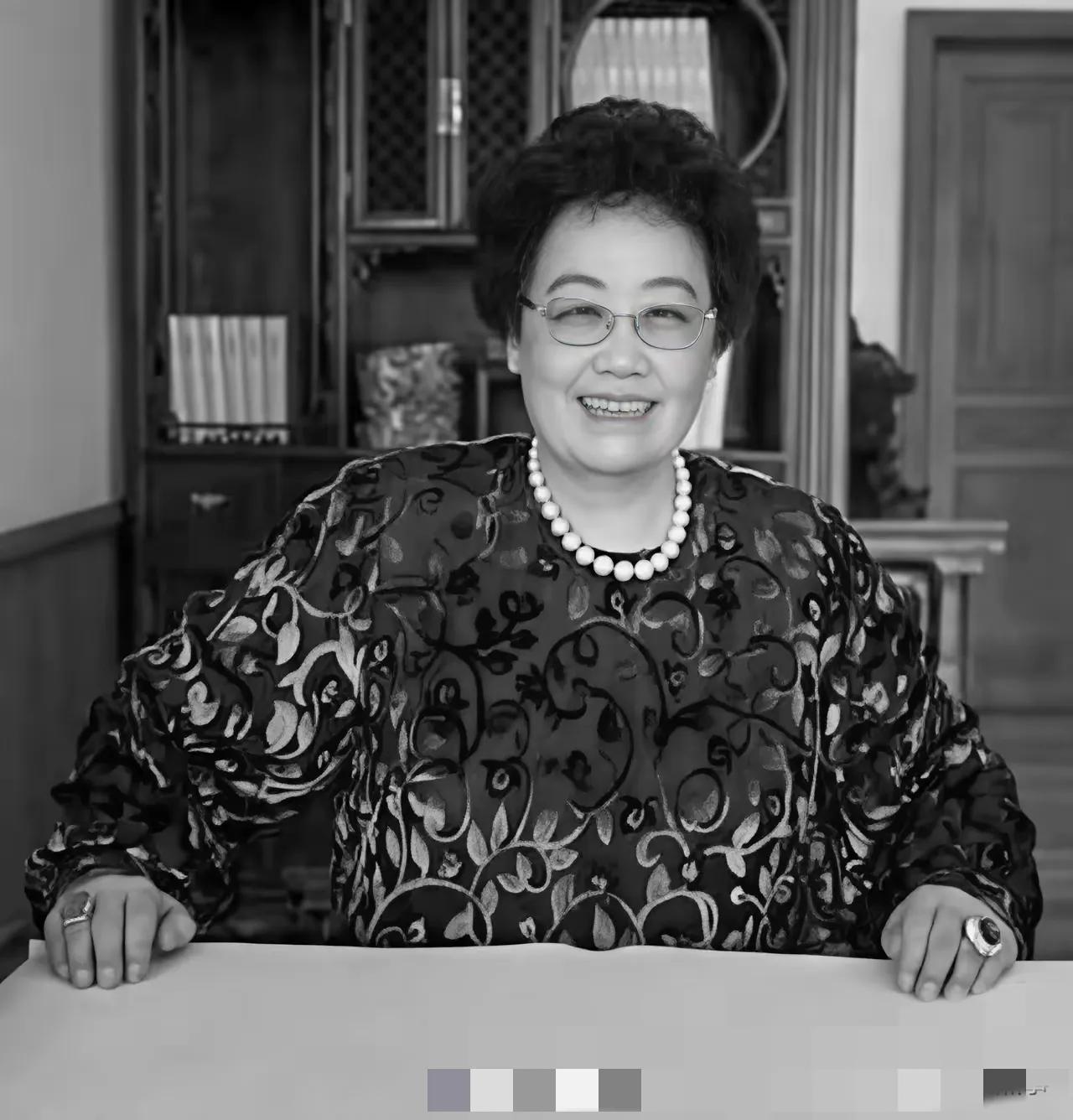 陈丽华离世了，
她最惦念的，并非三个子女也不见得就是老公迟重瑞，反而是她全力以赴