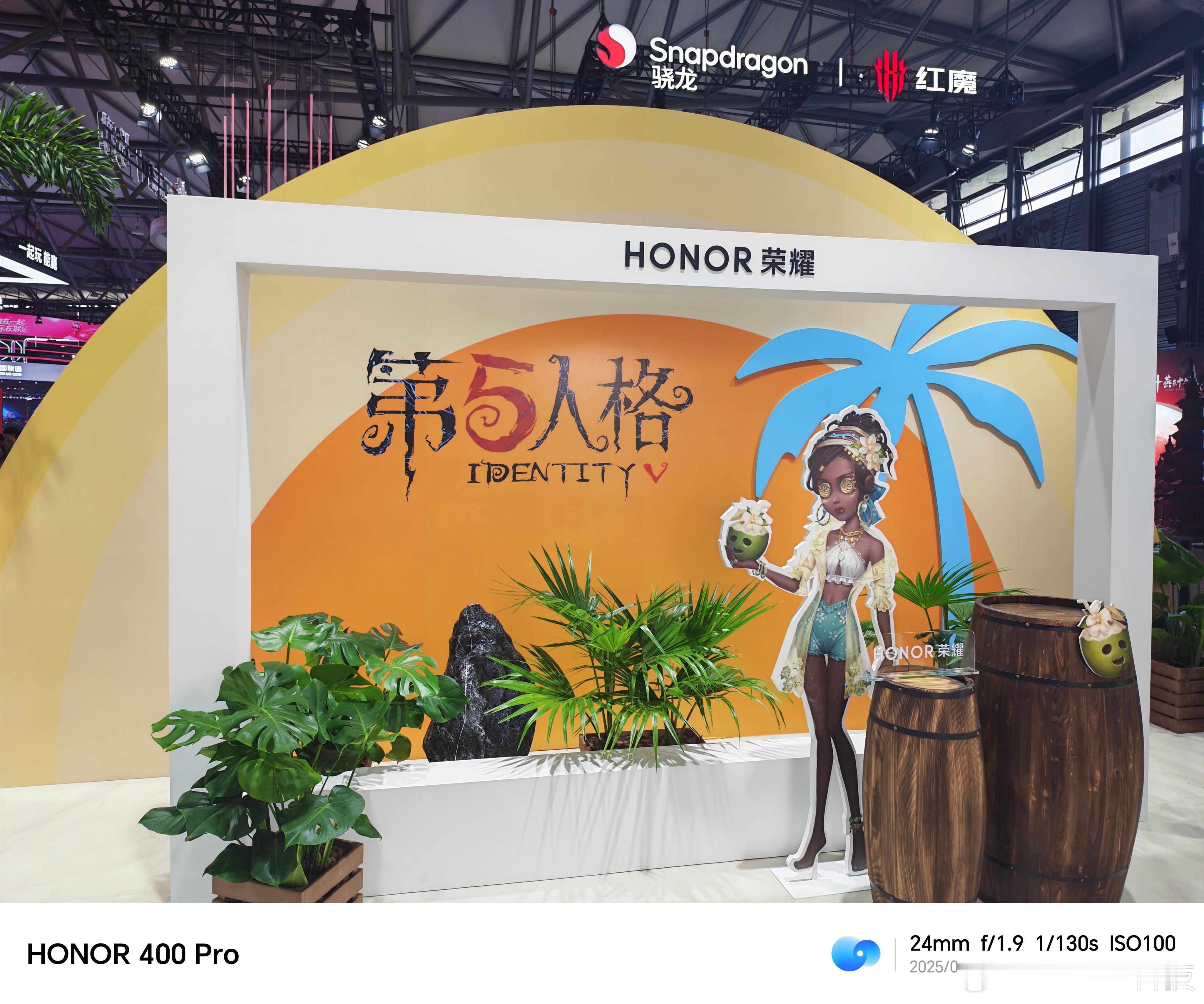 荣耀展台最令我喜欢的莫过于一股夏日风！整个展台以海滩，遮阳棚等元素打造出来了清凉