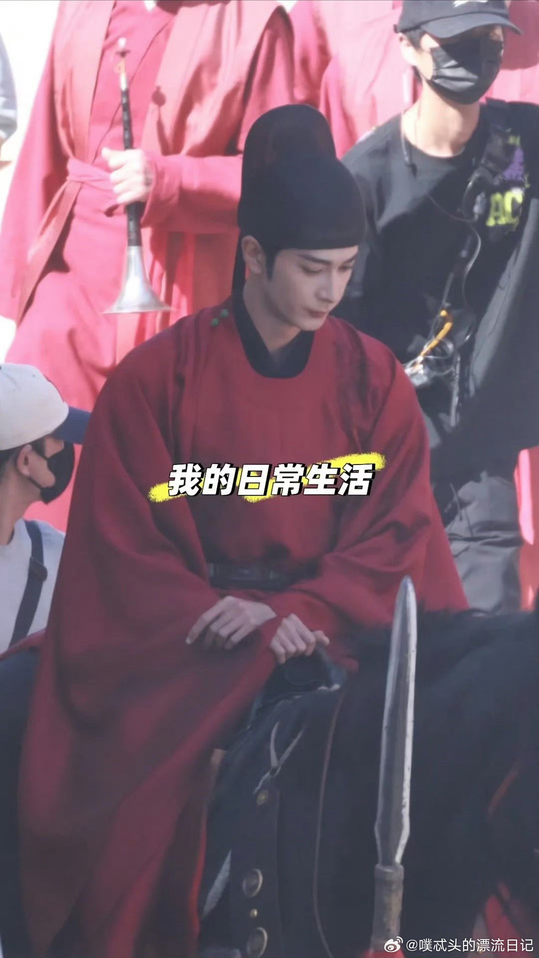 陈星旭金枝婚服路透陈星旭金枝婚服骑马路透红金婚服华丽又高级，衬得他眉目清朗气场强