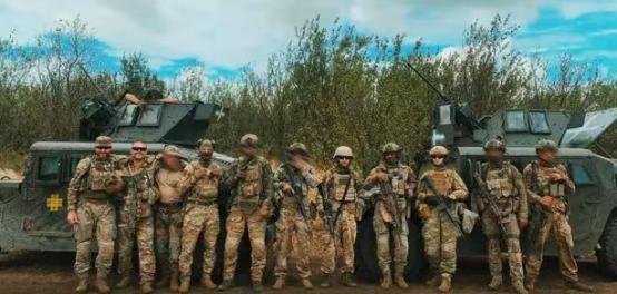 事情做得太绝了，大批西方和美洲雇佣军，正在争先恐后逃离乌克兰！
 
乌克兰边境的