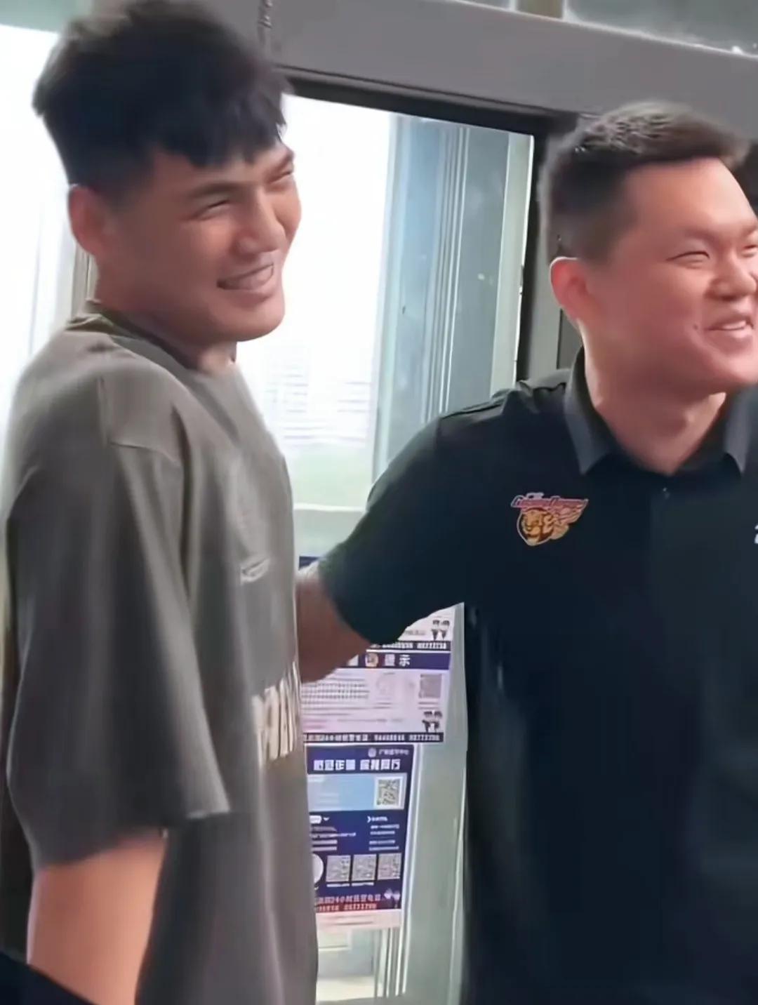 广东最近热门交易话题。
大手笔搞来北控陈国豪，然后陈+华非+夏振锋（也是未来之星