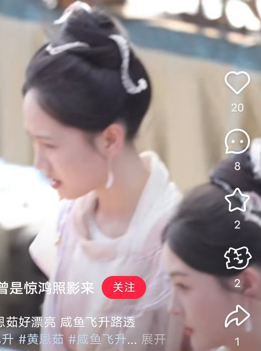 咸鱼飞升剧组是不是有点穷了从颜色到肩膀纹样都一样的校服[笑cry] ​​​