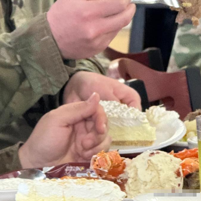 不好的征兆
据说美军又在吃出征宴了
餐谱中出现了龙虾、蟹腿、牛排
结合美军已经从