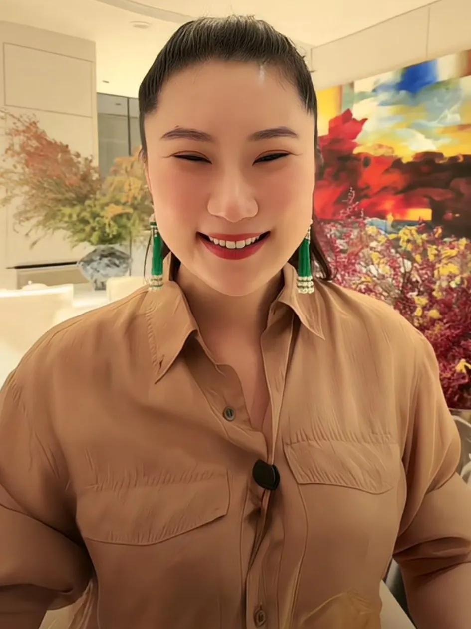 谢贤的前女友coco己经是41岁了，现在在河南老家生活，还是一个人。据说有媒人给