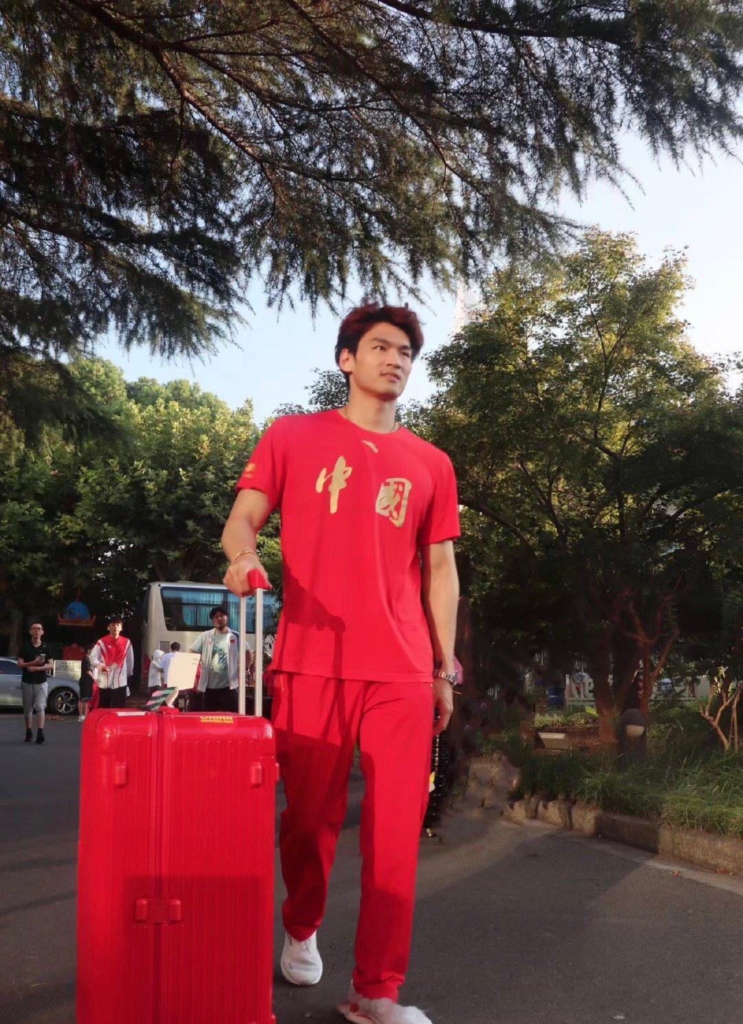 【#徐嘉余顺利到家#】#徐嘉余晒奖牌照#8月6日，中国国家游泳运动员在个人社交平