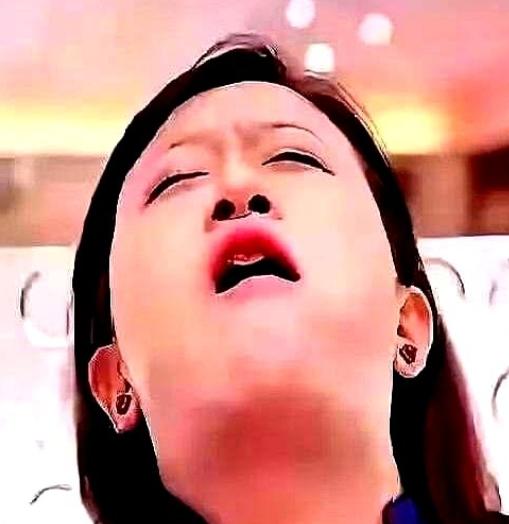 “销魂姐”火了，西贝慌了，网友却笑了。
这位“销魂姐”闭着眼吃饭，手抖得像在拍戏