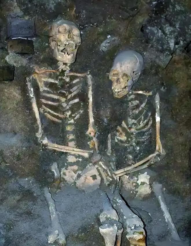 1997年7月，沈阳东华门，工人在施工时，挖掘到两具姿势奇特的遗骸，一男一女，大