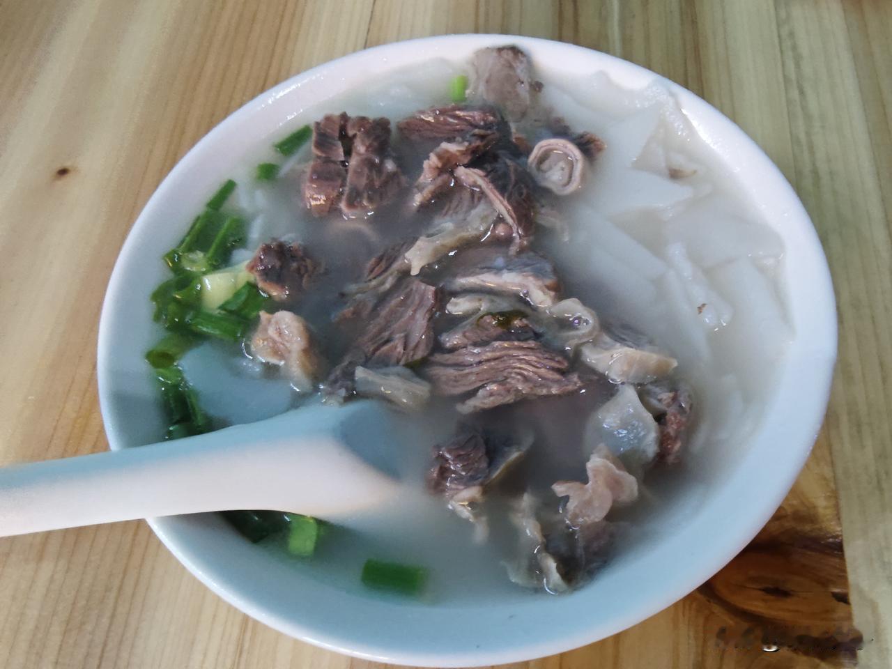 你没看错，到了古田还是吃锅边，在锅边里加入大肠、罗汉肉或小肠，原来锅边也可以这么