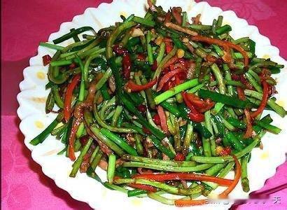 藜蒿炒腊肉

它是十大赣菜、南昌地标菜，主产鄱阳湖藜蒿配本地烟熏腊肉；成菜腊肉金