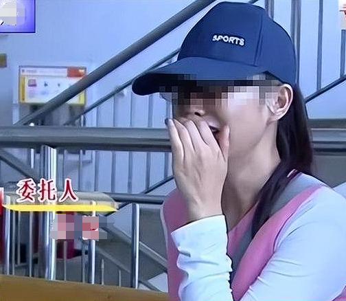 广东深圳，女子给男友打电话，不料男友妻子接了电话，女子这才得知男子已婚。女子崩溃