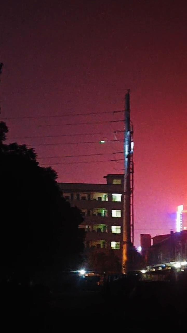 无人机夜巡高压电杆。
现在看一个非常实用性的场景，无人机晚上检修电路。大家看到没