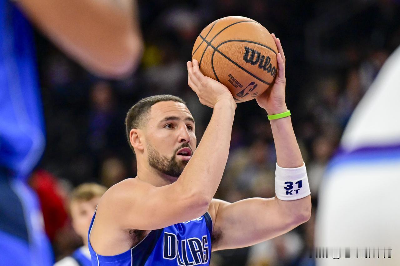 汤普森真的不能再首发了！
克莱汤普森本赛季的表现已经不能用糟糕来形容了，可以说几