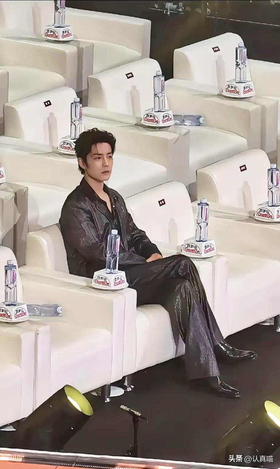 这就是对比，一出场高下立判！
电视剧品质盛典上，不少艺人领完奖就匆匆离场，去休息