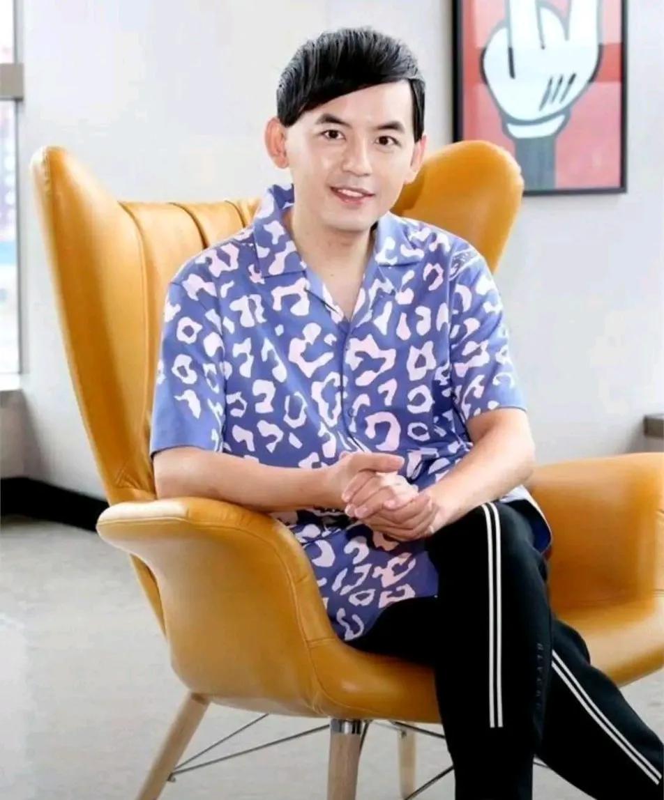 都不理解小S当初看上他啥了。和徐雅钧简直没法比。
记得有一次颁奖礼，小S公开说谢