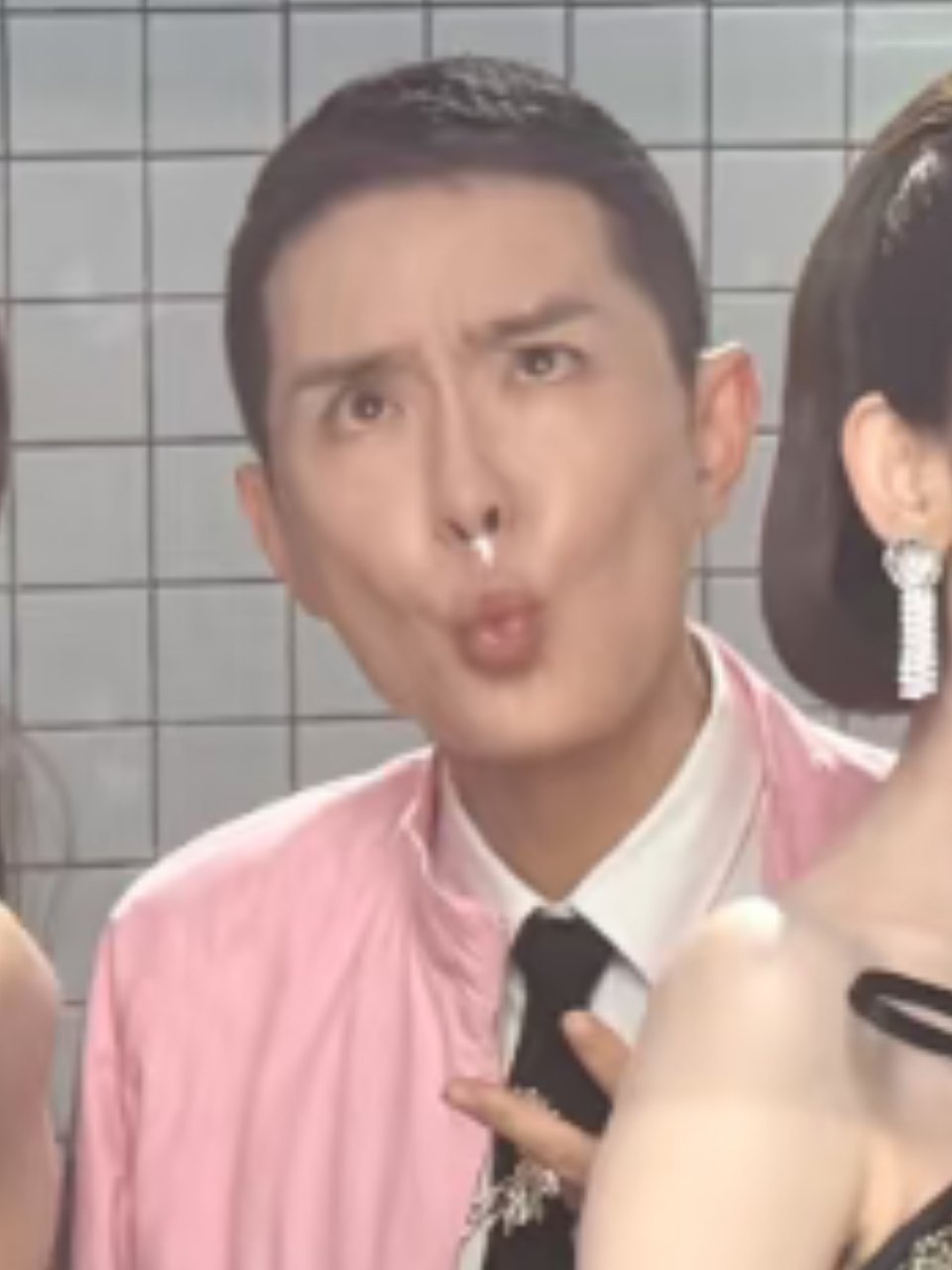 盘点vogue对镜拍里那些奇形怪状的男孩们 