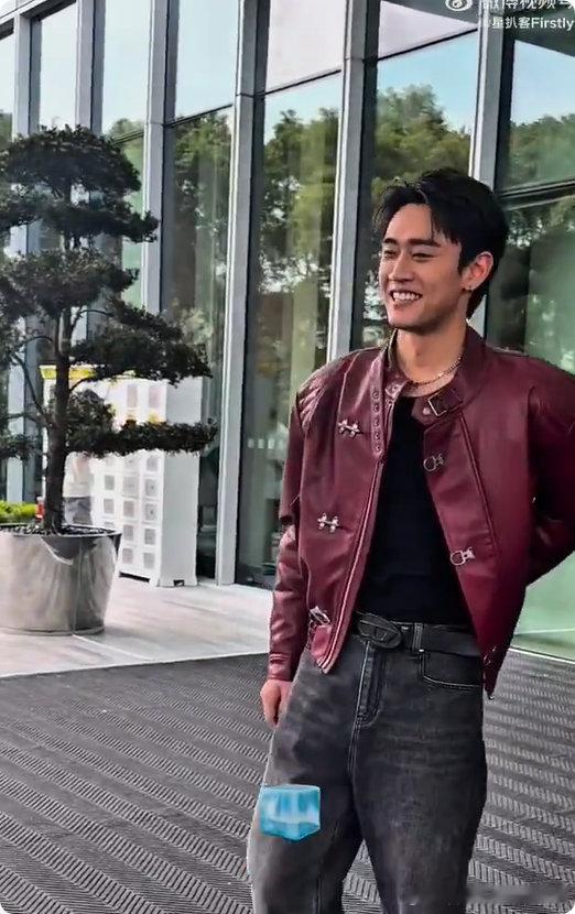 王天辰忘带身份证了 突然一句 “诶身份证”，王天辰这呆萌小迷糊的样子，真的越看越