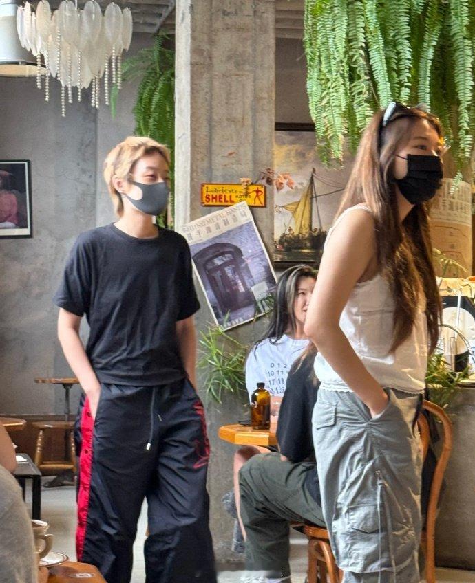 咖啡店偶遇曾轶可关诗敏 网友分享在咖啡店偶遇曾轶可和关诗敏，评论区还有其他偶遇网