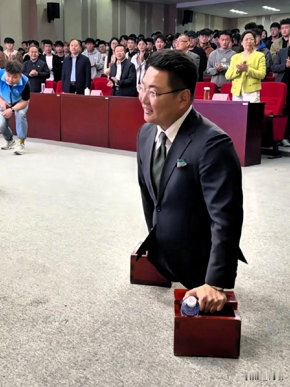 人生的精彩之处，
就是，
没有人想看你怎么把一副好牌玩赢了，
而是，
看你怎么把