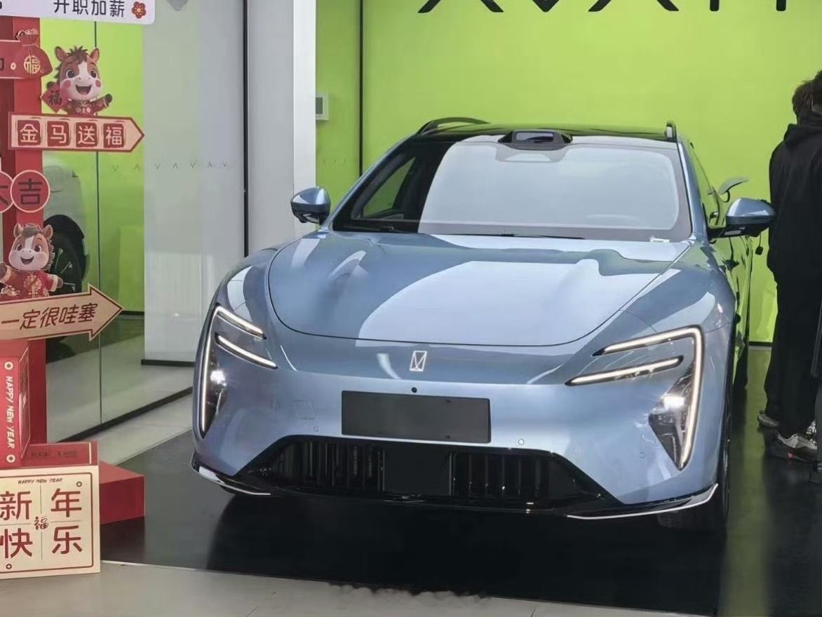 这几天厉害的网友在不同的地方看到了各色的阿维塔 06T，实车的颜值大家给几分呢？