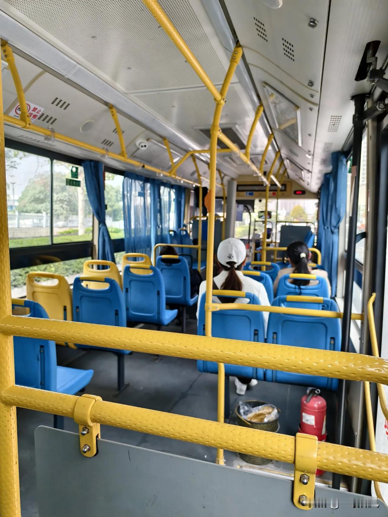 现在公交车是不是亏钱运营啊？
自从有了地铁之后，真的很少再乘坐公交车了。
今天周