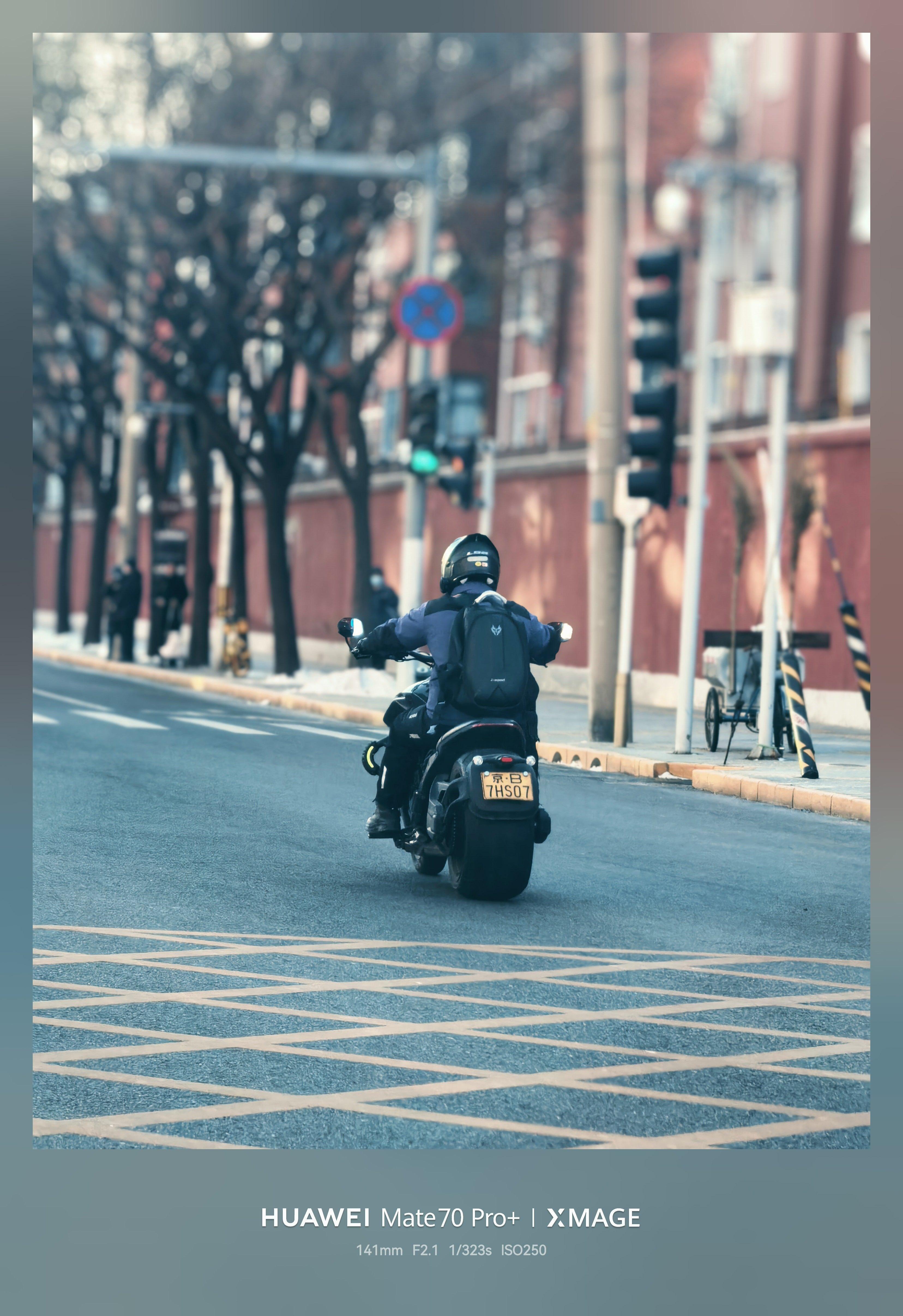 好家伙，这胎比我汽车胎都宽这是那啥牌子摩托车有懂的吗？ 