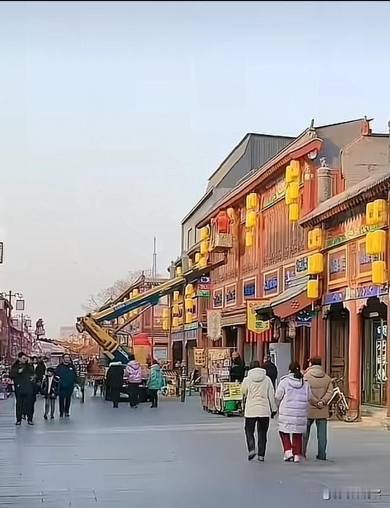 满大街的黄灯笼，是统一安排，还是寓意都黄了。
        不少地方爆出挂黄灯