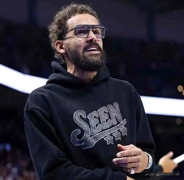 老鹰队的更衣室，安静得能听见心跳。
特雷杨看着记分牌，数据冰冷刺眼：他不上场，球