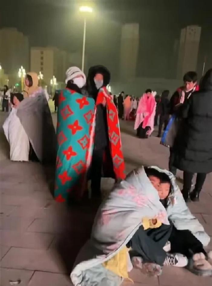 大忠告，大忠告
甘肃地震给所有人提醒了！

逃生时别死攥着手机和钱，抓条被子才是