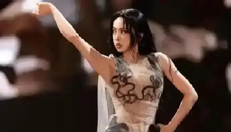 蔡依林穿网眼透视裤，网上吵翻天。
 
有人骂“带坏小孩”，有人喊“姐姐杀我”。