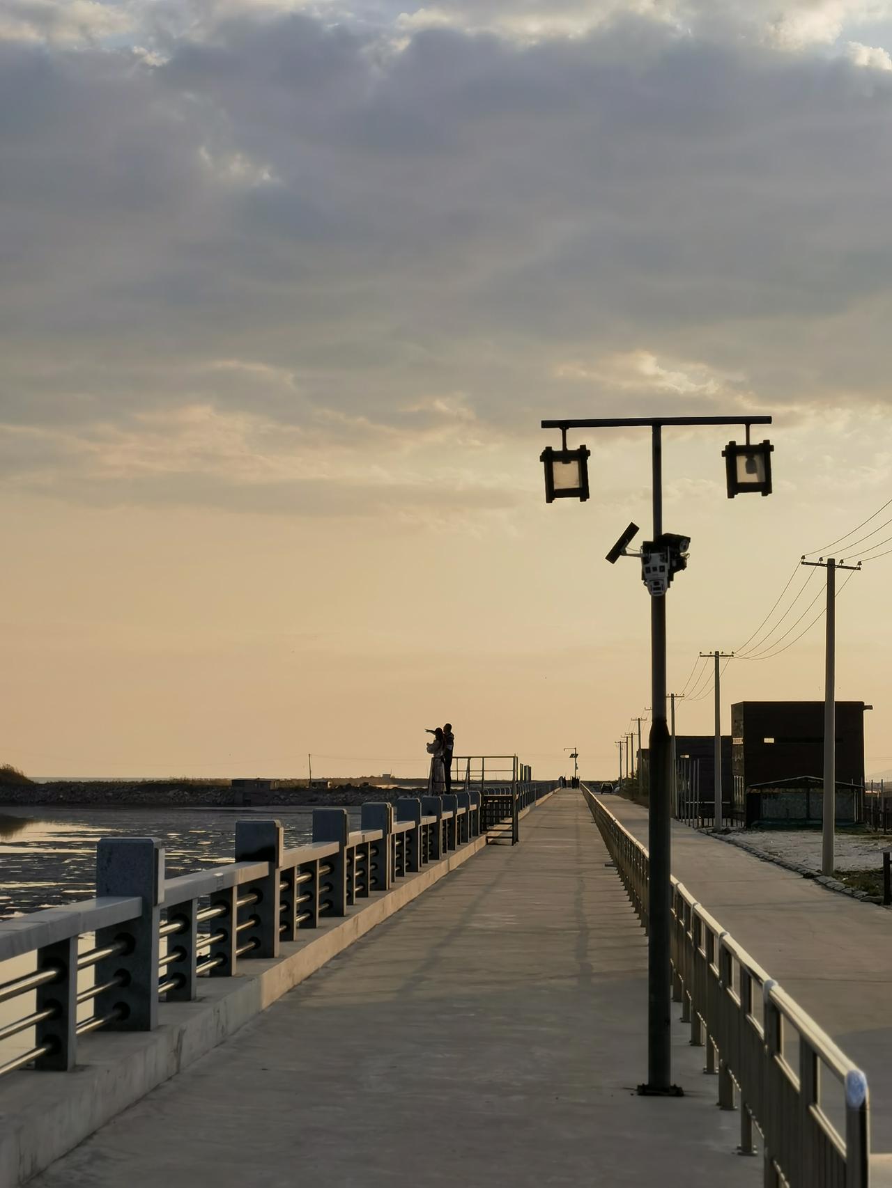 丹东东港黄昏海滨印象
画外：黄海海面上，迁徙的候鸟不时在表演着鸟浪，星星点点的渔
