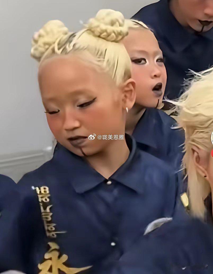跳啥舞需要这样的扮相？这符合我们中国人的审美特征吗？ 