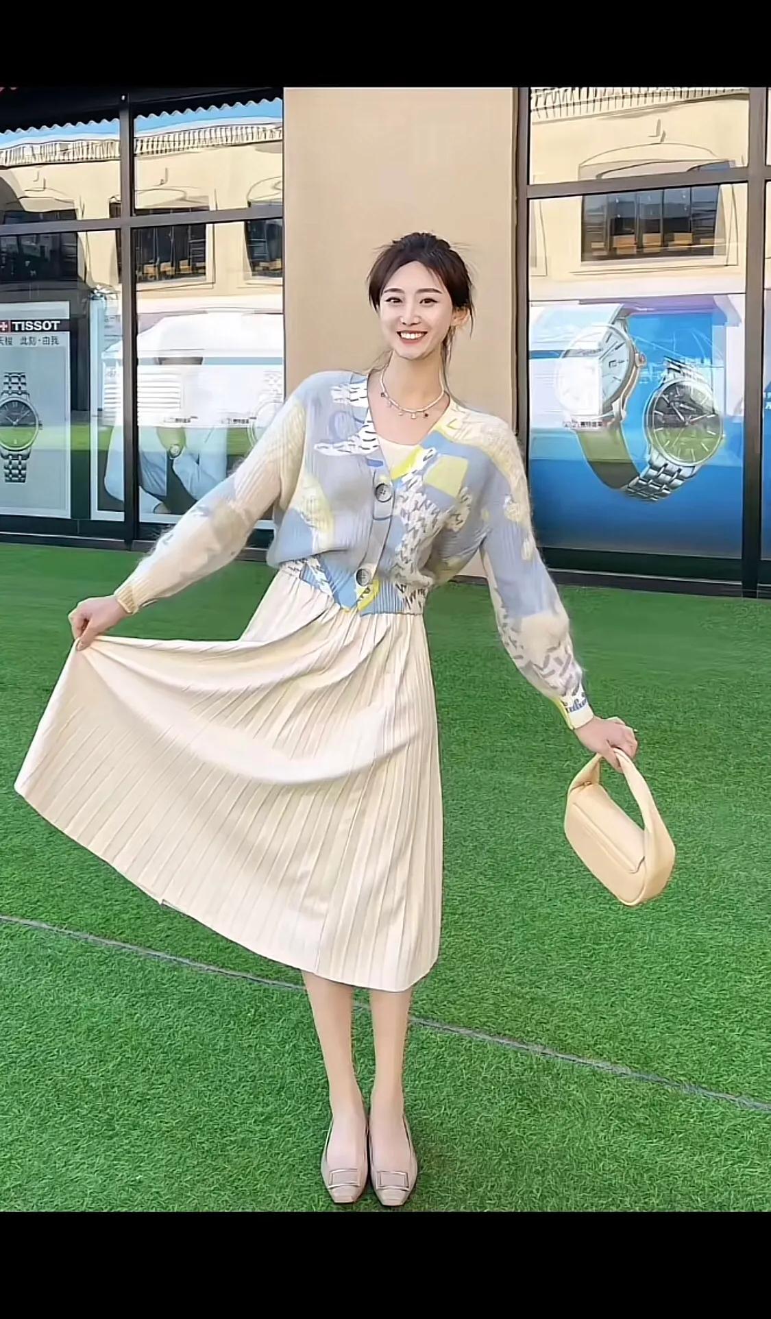 优雅穿搭指南：复古连衣裙搭配米色手袋，尽显女性魅力！👗👜