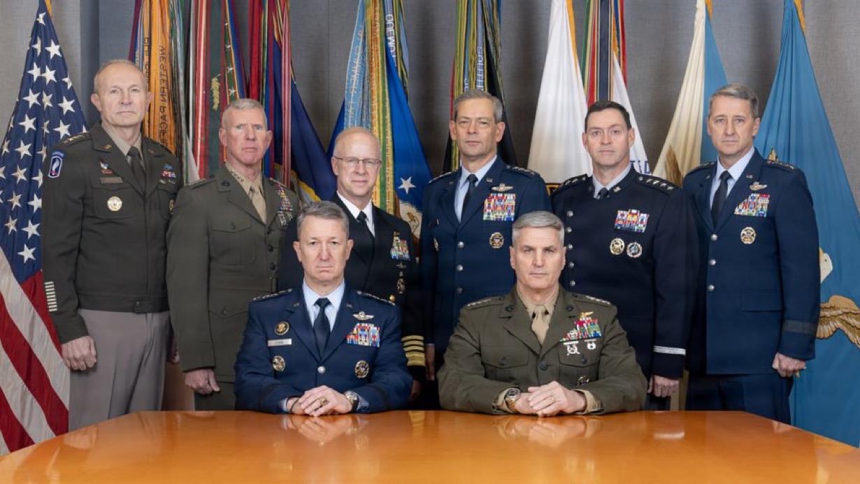 五角大楼一天内解雇了3名将军，赫格塞斯大刀阔斧地清洗陆军高层：乔治提前退休，霍德