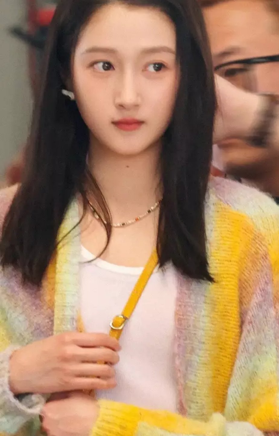 关晓彤眼神清澈，淡妆状态超好。 ​​​
